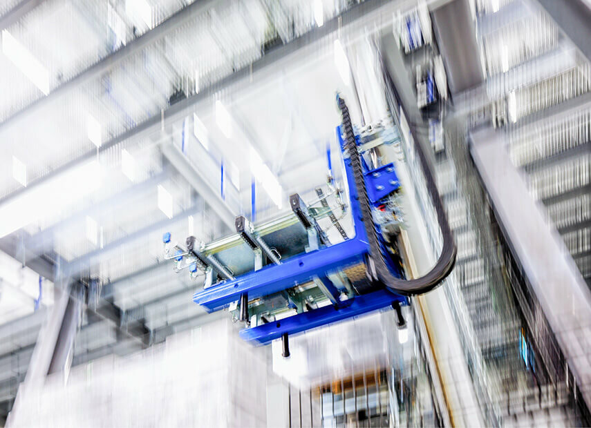 Eine Maschine in einer Fabrik mit unscharfem Hintergrund