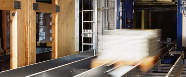 Movement of a pallet in the high-bay warehouse Movement of a pallet in the high-bay warehouse