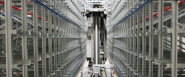 Fertiges Einmaster-Regalbediengerät steht in der Regalgasse - die Stellplätze sind noch leer Fertiges Einmaster-Regalbediengerät steht in der Regalgasse - die Stellplätze sind noch leer