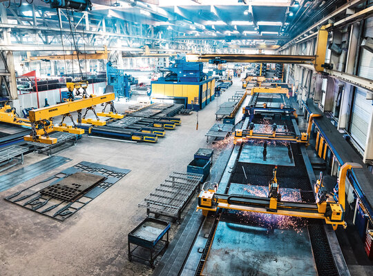 Fertigungsgebäude Doppelmayr von innen mit unterschiedlichen Maschinen, dunkel beleuchtet Fertigungsgebäude Doppelmayr von innen mit unterschiedlichen Maschinen, dunkel beleuchtet