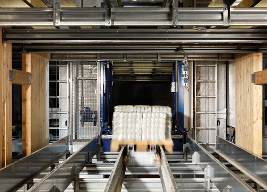 Pallet is pulled out of the storage location by the stacker crane Pallet is pulled out of the storage location by the stacker crane