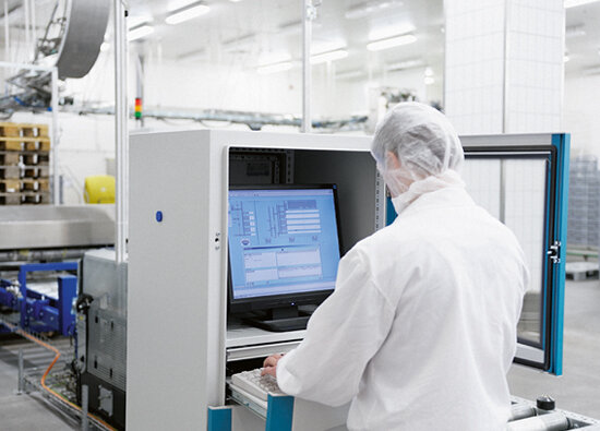 Mitarbeiter von Hans Kupfer & Sohn bedient gerade die Software vom Hochregallager Mitarbeiter von Hans Kupfer & Sohn bedient gerade die Software vom Hochregallager