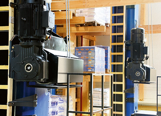 Six stacker cranes, each with an overall hight of 23 meters, ensure the rapid flow of goods. Six stacker cranes, each with an overall hight of 23 meters, ensure the rapid flow of goods.